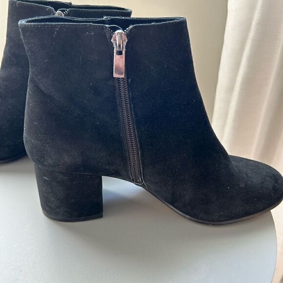 Lord & Taylor 424 Fifth Black Suede Block Heel Zip Ankle Boots - Picture 4 of 10